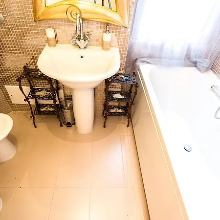 Red Downtown Unirii Apartman *